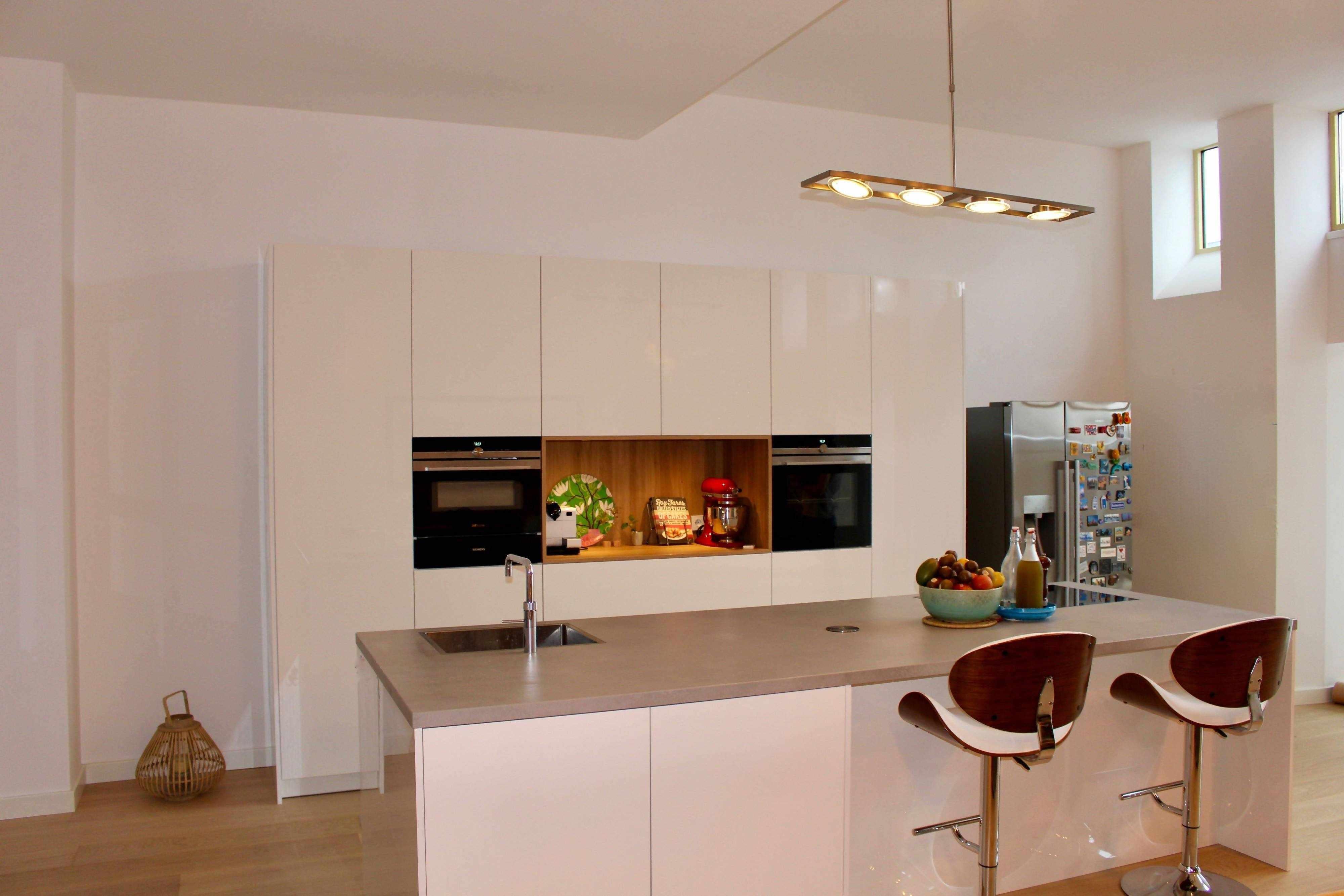 Klassieke hoogglans keuken met kookeiland-NewLook Keukens-Keuken-OBLY