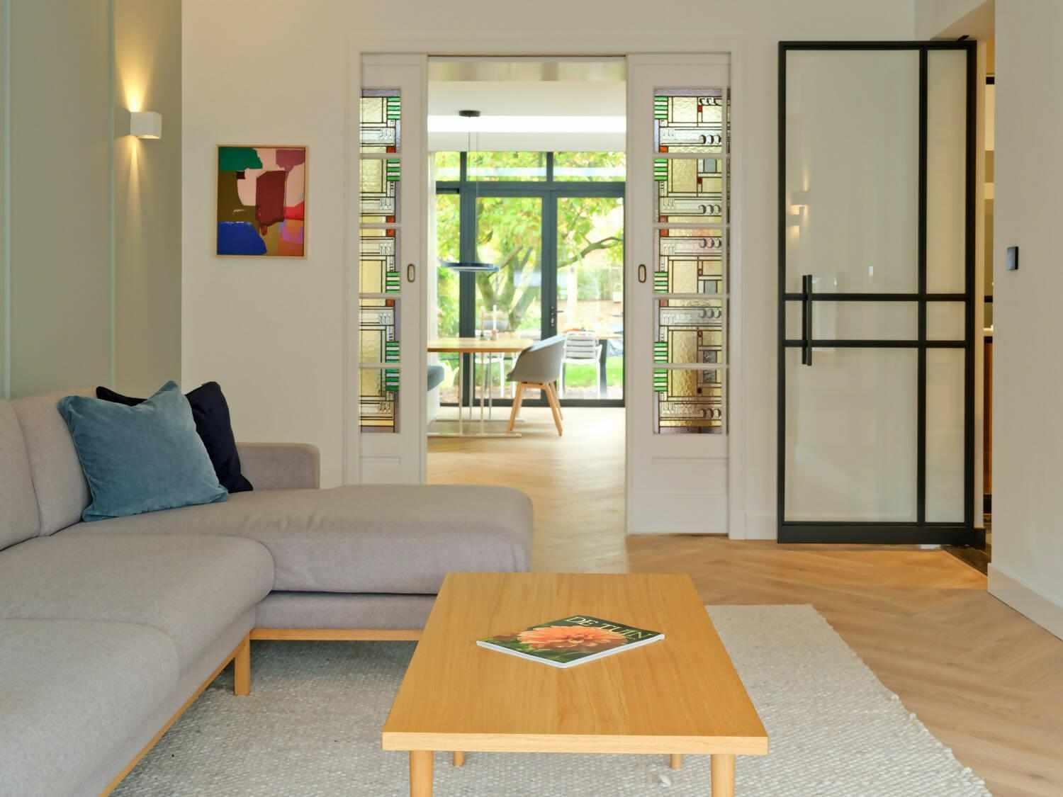Kleurrijk wonen in een jaren '30 woning-Jolanda Knook Interieurvormgeving-Gezellig interieur,Hedendaags interieur,Interieur inspiratie,Interieurontwerp,Klassiek modern,Kleurrijke woonkamer,Originele details,Tegelvloer hal,woonkamer-OBLY