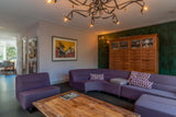 Kleurrijke gezinswoning-Huisvanbinnen-design verlichting interieur,eclectisch interieurdesign,gezellige leefruimte,kleurrijke eetkamer,kleurrijke gezinswoning,moderne gezinswoning,statement woonkamer,stijlvolle woondecoratie,warme woonkamer kleuren,woonkamer-Kleurrijke gezinswoning-OBLY