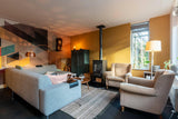 Kleurrijke gezinswoning-Huisvanbinnen-design verlichting interieur,eclectisch interieurdesign,gezellige leefruimte,kleurrijke eetkamer,kleurrijke gezinswoning,moderne gezinswoning,statement woonkamer,stijlvolle woondecoratie,warme woonkamer kleuren,woonkamer-Kleurrijke gezinswoning-OBLY