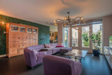 Kleurrijke gezinswoning-Huisvanbinnen-design verlichting interieur,eclectisch interieurdesign,gezellige leefruimte,kleurrijke eetkamer,kleurrijke gezinswoning,moderne gezinswoning,statement woonkamer,stijlvolle woondecoratie,warme woonkamer kleuren,woonkamer-Kleurrijke gezinswoning-OBLY