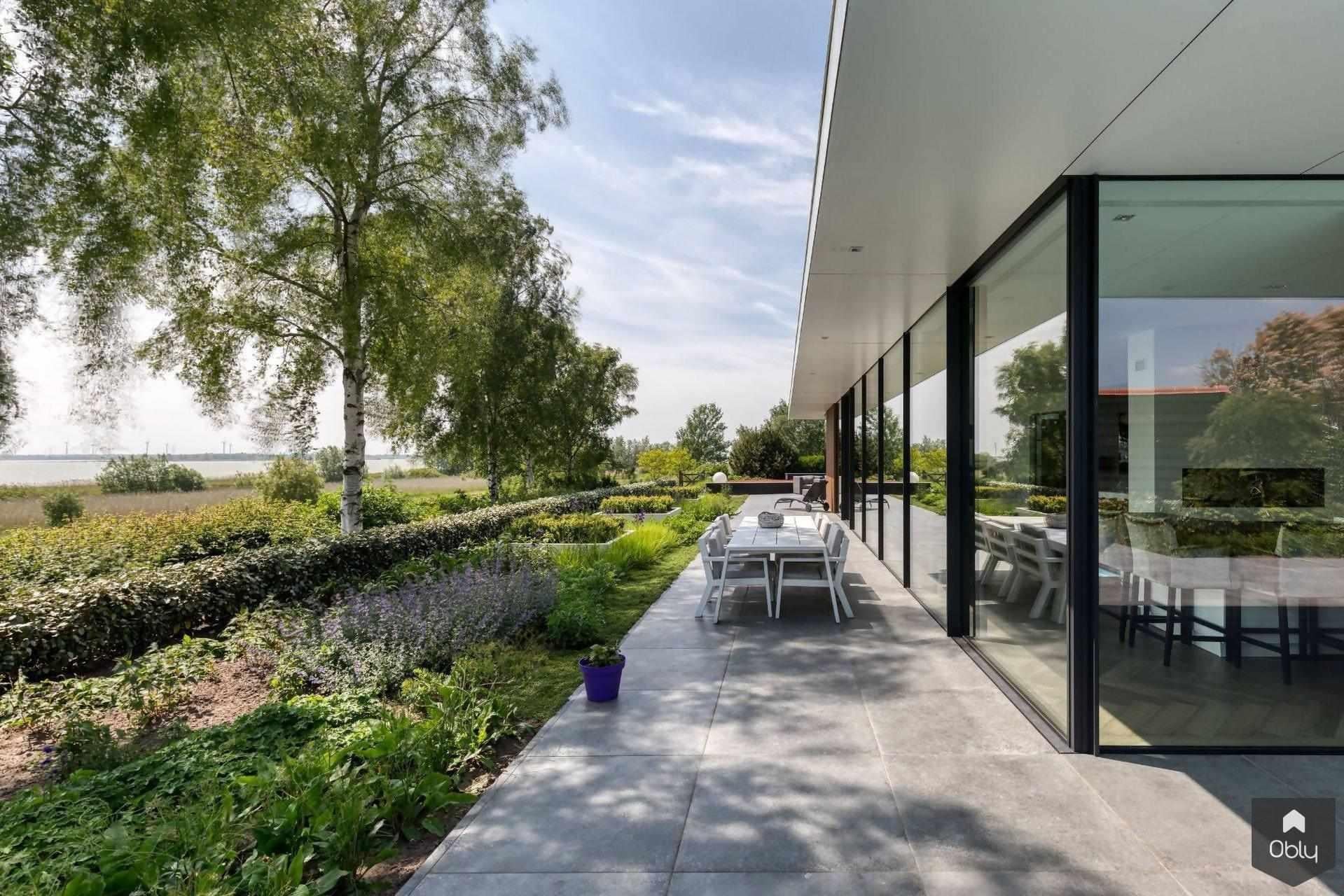 Kozijnloze glazen schuifpui vrijstaande woning-KELLER minimal windows® by Kumasol-alle,aluminium schuifpui,binnen buiten verbinding,Exterieur vrijstaand,glazen schuifpui,grote glaspartijen,kozijnloze schuifpui,luxe woning glas,minimalistische kozijnen,moderne villa exterieur,panoramisch uitzicht,Vrijstaand-Kozijnloze glazen schuifpui vrijstaande woning | OBLY.com-OBLY