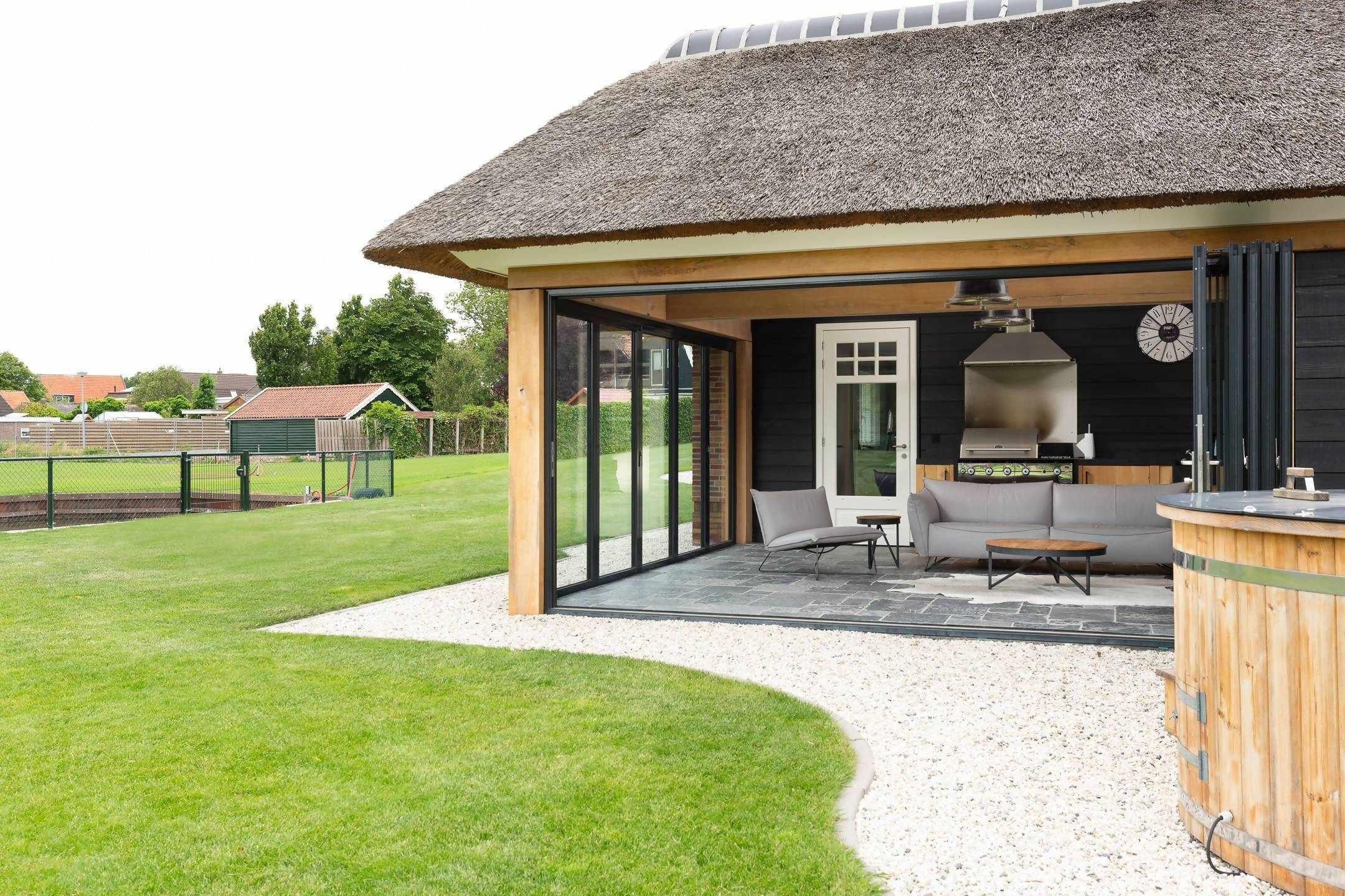 Landelijke Villa karakteristieke materialen-Van den Heuvel & Van Duuren-landelijke tuin met terras,landelijke tuin ontwerp,terras met Belgisch hardsteen,Tuin,tuin met natuursteen tegels,tuin met overkapping-Landelijk Villa met karakteristieke materialen-OBLY