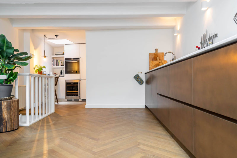 Lange smalle visgraat vloer-Vloerenhuis Amsterdam-Keuken-Visgraat vloer uitgevoerd in lange smalle delen-OBLY