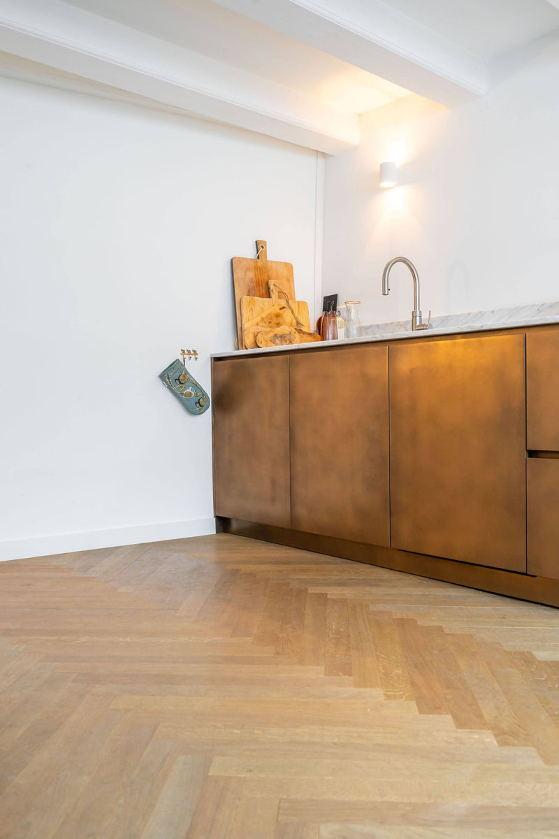 Lange smalle visgraat vloer-Vloerenhuis Amsterdam-Keuken-Visgraat vloer uitgevoerd in lange smalle delen-OBLY