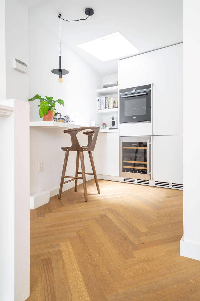 Lange smalle visgraat vloer-Vloerenhuis Amsterdam-Keuken-Visgraat vloer uitgevoerd in lange smalle delen-OBLY