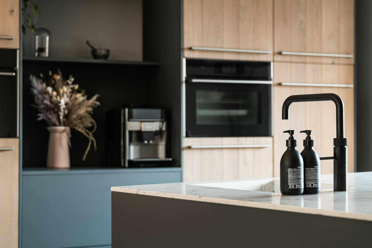 Leefbaar en duurzame woning-Studio Lieke Sanders-balans en rust,duurzame woning,energiezuinig huis,houten elementen,leefbaar interieur,licht interieur,modern interieur,moderne keuken,natuurlijke materialen,open woonkamer,sfeervolle inrichting,warme sfeer,Woonkamer-OBLY