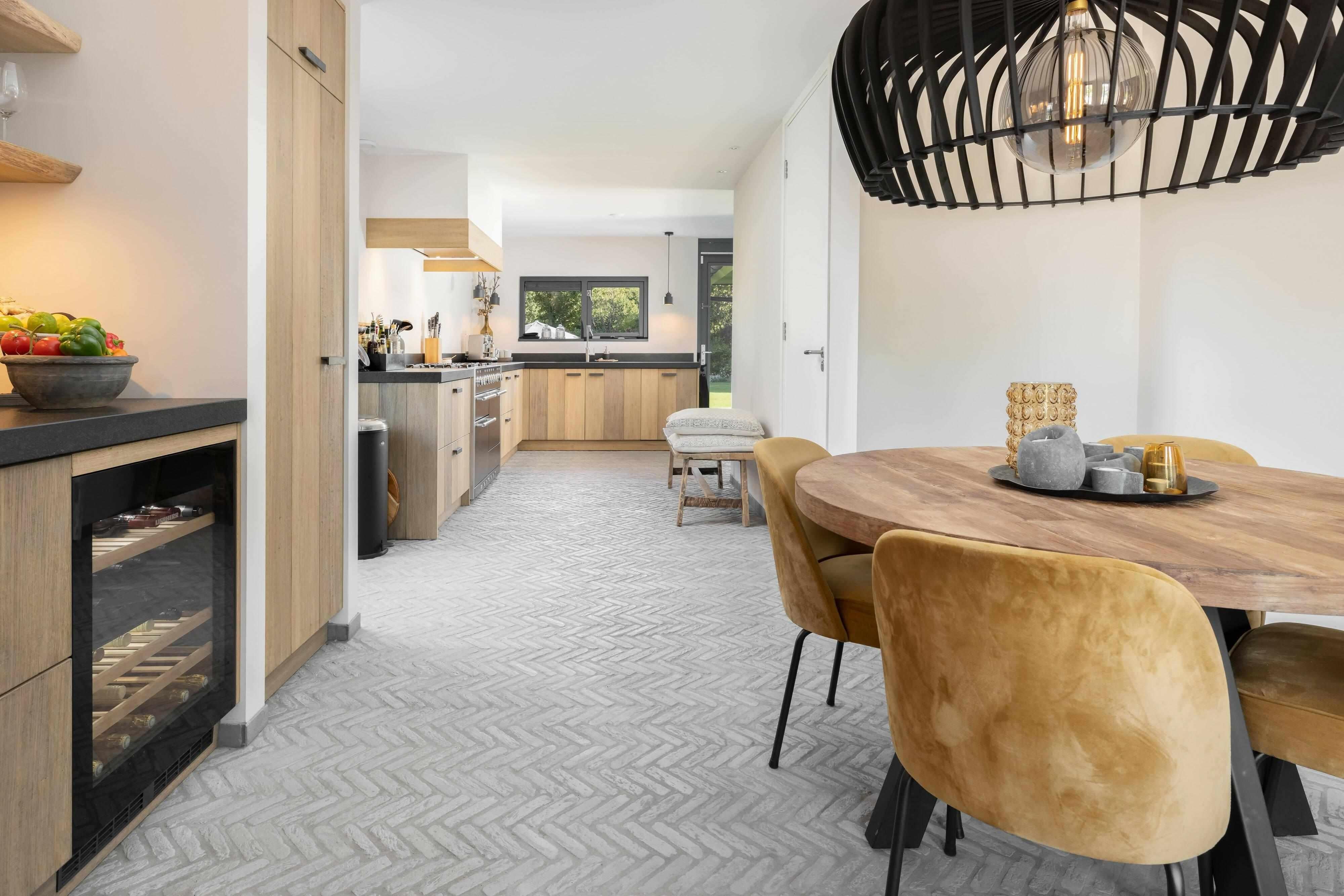 Leefkeuken met authentieke vloer-Van den Heuvel & Van Duuren-keuken,keuken met eethoek,keuken met houten kasten,keuken met natuursteen vloer,moderne keuken,ruime keuken interieur-OBLY
