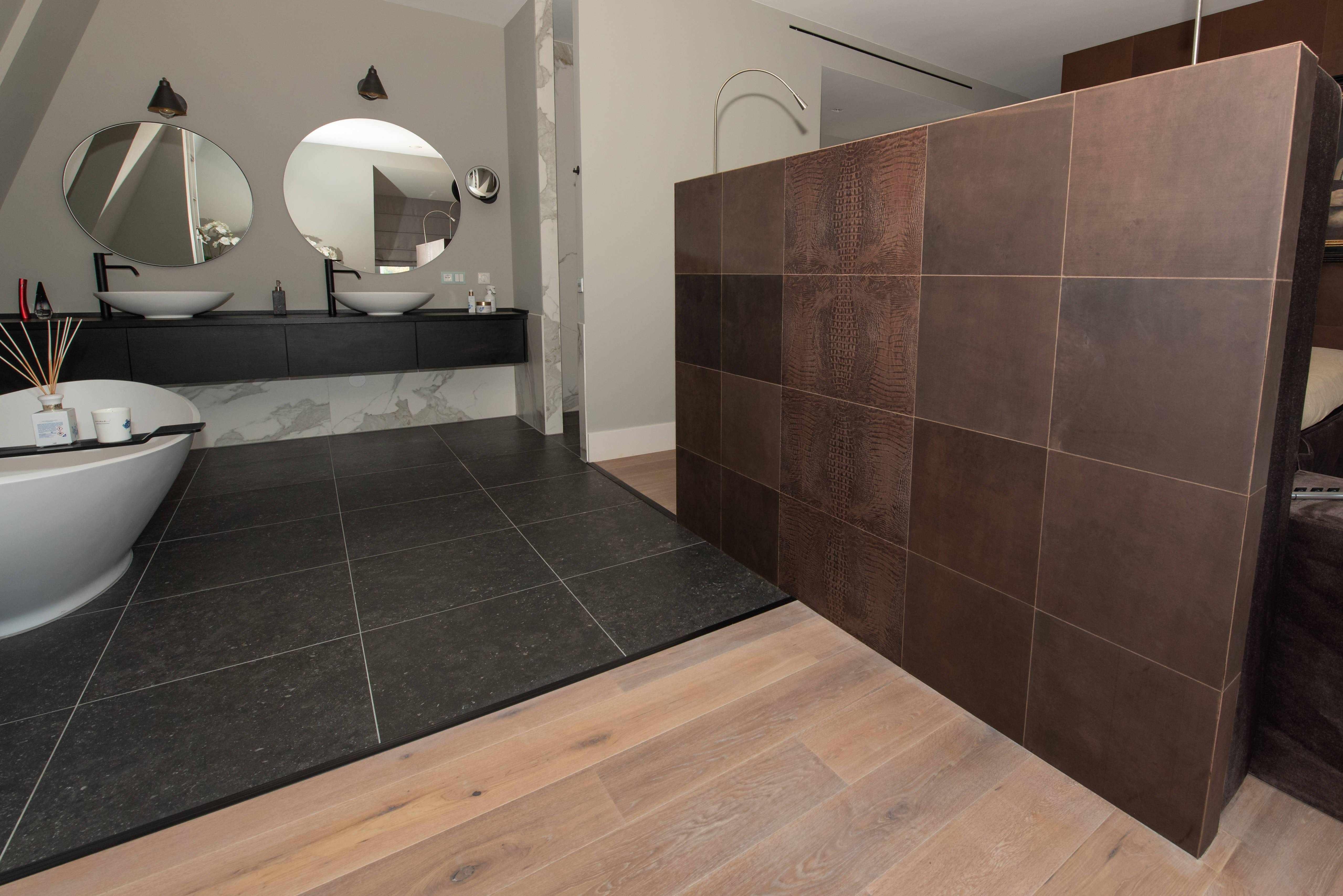 Leren haard en televisiemeubel-Etagon-Badkamer,exclusief tv meubel,high end interieurdesign,lederen wandbekleding,leren haardombouw,leren tv meubel,luxe interieurafwerking,maatwerk leerbekleding-OBLY