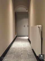 Licht maatwerk interieur in woonhuis in Domburg-Grego Design Studio-alle,Domburg woonhuis,Entree hal trap,klassiek modern interieur,lichte badkamer inspiratie,maatwerk kustinterieur,maatwerk woninginrichting,vakantiehuis aan zee,wit zand grijs interieur,Zeeuwse woonstijl,zomers interieurontwerp-Maatwerk interieur woonhuis Domburg | Grego Design Studio-OBLY