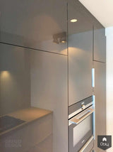 Lichte woonkeuken in zomers woonhuis in Domburg-Grego Design Studio-alle,Keuken,lichte woonkeuken,maatwerk interieurdesign,maatwerk kustinterieur,moderne keuken aan zee,stijlvolle kustwoning,wit zand grijs interieur,Zeeuwse woonstijl,zomers woonhuis Domburg-Lichte woonkeuken in Domburg | Grego Design Studio-OBLY