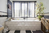 Luxe badkamer in de Vondelstraat met zwart-wit contrast-Bricks / Studio-alle,Badkamer,Hotel chique badkamer,Inloopdouche design,Luxe badkamer Amsterdam,Maatwerk badkamer meubel,Moderne badkamer design,Zwart wit badkamer stijl-Luxe badkamer Vondelstraat Amsterdam | BRICKS-OBLY