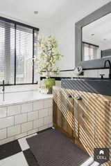 Luxe badkamer in de Vondelstraat met zwart-wit contrast-Bricks / Studio-alle,Badkamer,Hotel chique badkamer,Inloopdouche design,Luxe badkamer Amsterdam,Maatwerk badkamer meubel,Moderne badkamer design,Zwart wit badkamer stijl-Luxe badkamer Vondelstraat Amsterdam | BRICKS-OBLY