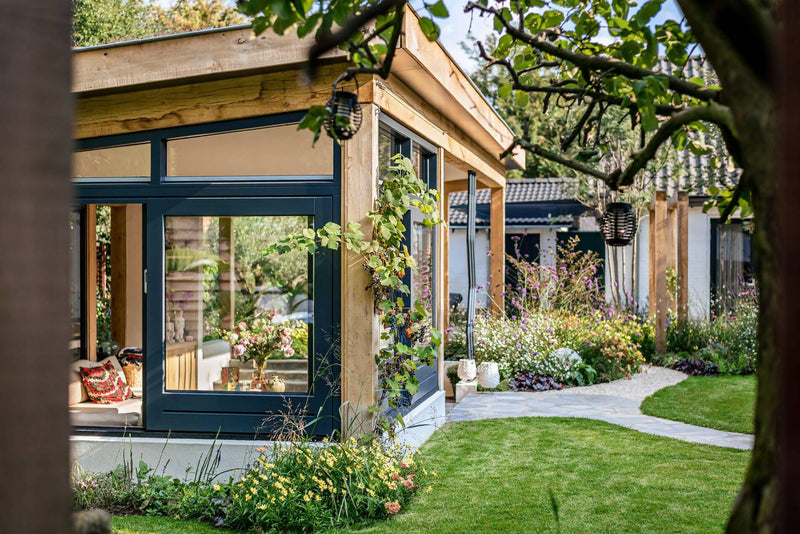 Luxe houten tuinhuis met zwembad-TIM Exclusive Gardens-tuin-OBLY