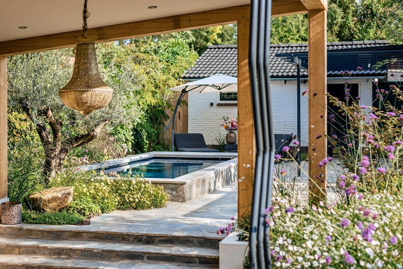 Luxe houten tuinhuis met zwembad-TIM Exclusive Gardens-tuin-OBLY