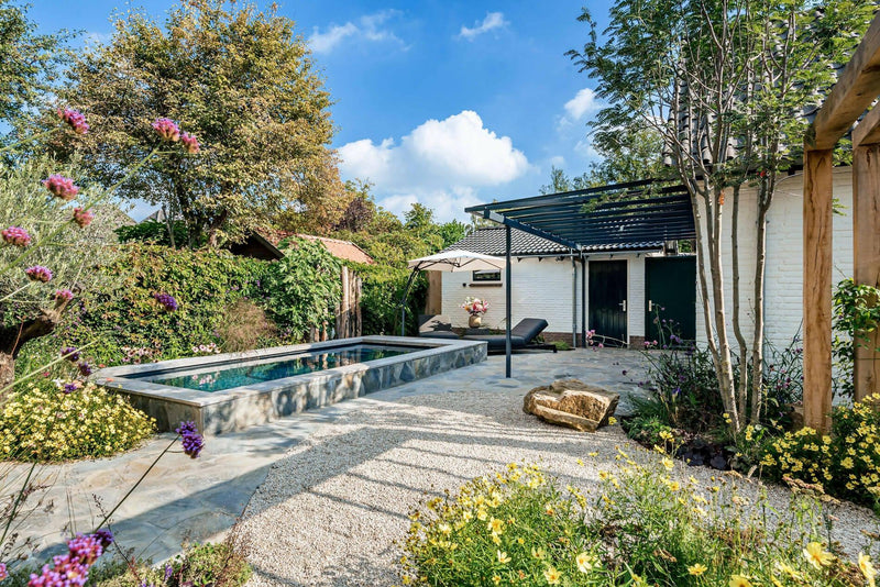 Luxe houten tuinhuis met zwembad-TIM Exclusive Gardens-tuin-OBLY