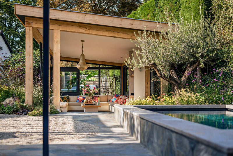 Luxe houten tuinhuis met zwembad-TIM Exclusive Gardens-tuin-OBLY