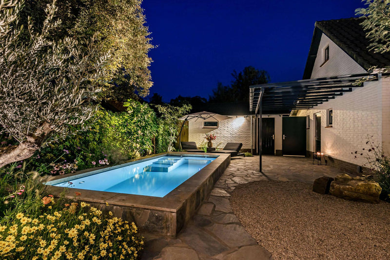 Luxe houten tuinhuis met zwembad-TIM Exclusive Gardens-tuin-OBLY