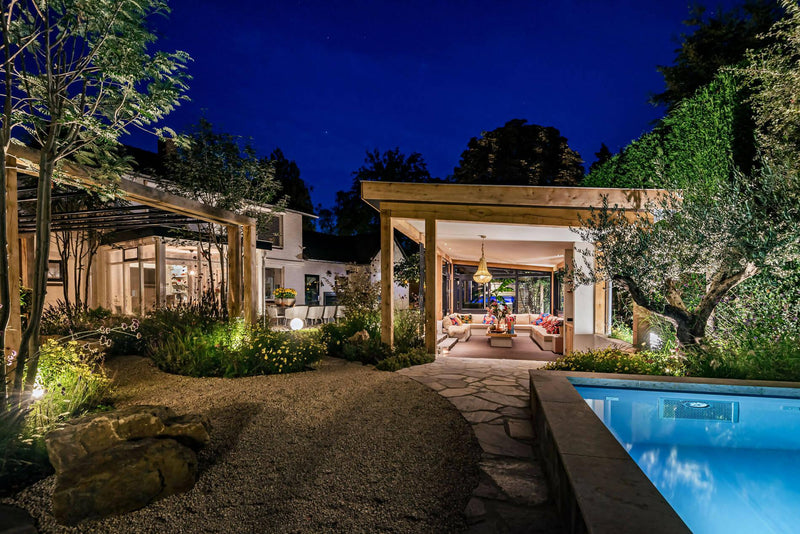 Luxe houten tuinhuis met zwembad-TIM Exclusive Gardens-tuin-OBLY