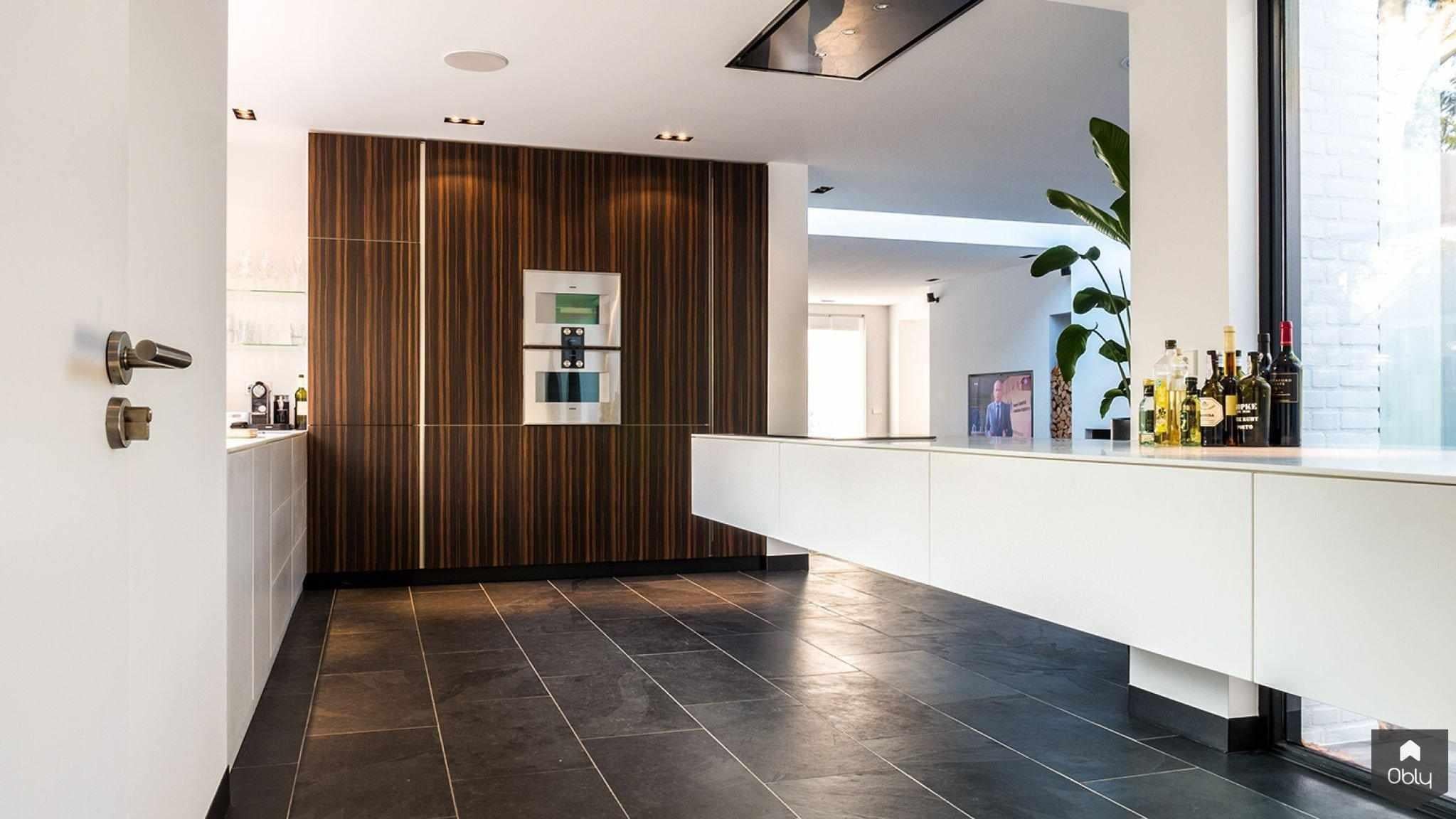 Luxe renovatie met zwevende dakopbouw-Van Os Architecten-Aanbouw,alle,dakopbouw,lichtinval,minimalistisch design,moderne renovatie,strakke lijnen,zwevend volume-OBLY