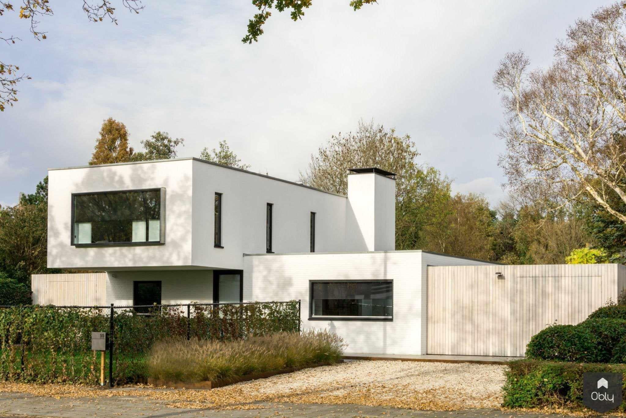 Luxe renovatie met zwevende dakopbouw-Van Os Architecten-Aanbouw,alle,dakopbouw,lichtinval,minimalistisch design,moderne renovatie,strakke lijnen,zwevend volume-OBLY