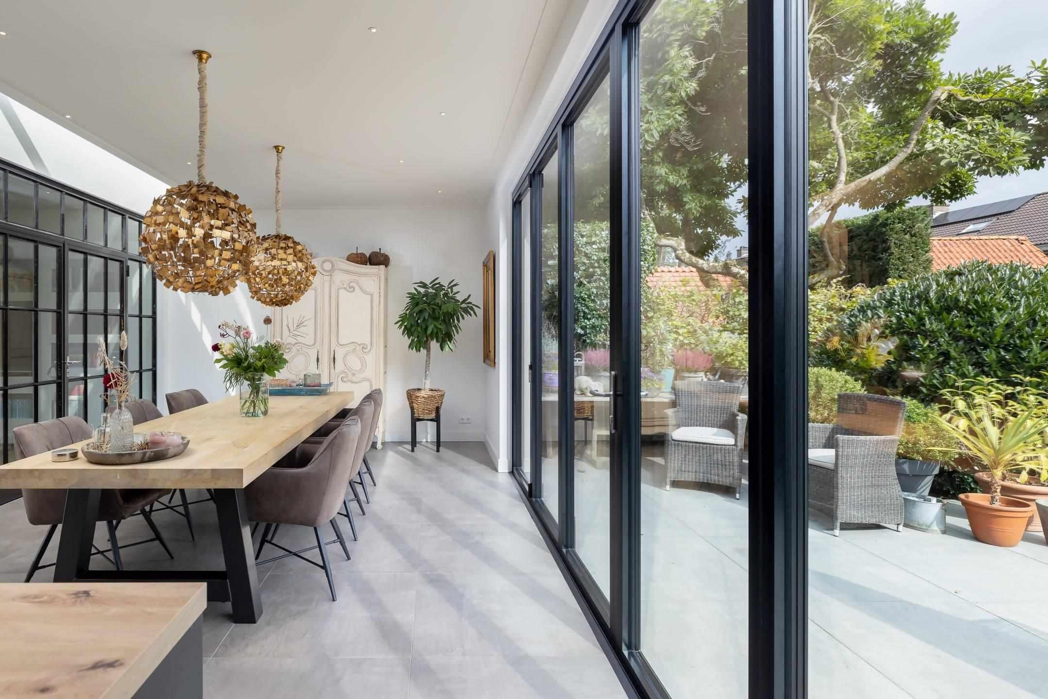 Luxe serreaanbouw met brede vouwwand-Busscher Serrebouw-Aanbouw,glazen serre tuinzijde,moderne serre woning,serre aanbouw,serre met lichtstraat,serre met vouwwand-OBLY