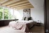 Luxe slaapkamer aan de Keizersgracht met houten balken-Bricks / Studio-alle,Houten balken plafond,Luxe slaapkamer Amsterdam,Minimalistische slaapkamer,Moderne slaapkamer design,Natuurlijke materialen interieur,Rustgevende slaapkamer stijl,Slaapkamer,Warme slaapkamer inrichting-Luxe slaapkamer Keizersgracht Amsterdam | BRICKS-OBLY