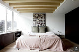 Luxe slaapkamer aan de Keizersgracht met houten balken-Bricks / Studio-alle,Houten balken plafond,Luxe slaapkamer Amsterdam,Minimalistische slaapkamer,Moderne slaapkamer design,Natuurlijke materialen interieur,Rustgevende slaapkamer stijl,Slaapkamer,Warme slaapkamer inrichting-Luxe slaapkamer Keizersgracht Amsterdam | BRICKS-OBLY