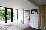 Luxe slaapkamer aan de Keizersgracht met houten balken-Bricks / Studio-alle,Houten balken plafond,Luxe slaapkamer Amsterdam,Minimalistische slaapkamer,Moderne slaapkamer design,Natuurlijke materialen interieur,Rustgevende slaapkamer stijl,Slaapkamer,Warme slaapkamer inrichting-Luxe slaapkamer Keizersgracht Amsterdam | BRICKS-OBLY
