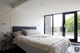 Luxe slaapkamer aan de Keizersgracht met houten balken-Bricks / Studio-alle,Houten balken plafond,Luxe slaapkamer Amsterdam,Minimalistische slaapkamer,Moderne slaapkamer design,Natuurlijke materialen interieur,Rustgevende slaapkamer stijl,Slaapkamer,Warme slaapkamer inrichting-Luxe slaapkamer Keizersgracht Amsterdam | BRICKS-OBLY