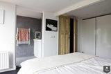 Luxe slaapkamer aan de Keizersgracht met houten balken-Bricks / Studio-alle,Houten balken plafond,Luxe slaapkamer Amsterdam,Minimalistische slaapkamer,Moderne slaapkamer design,Natuurlijke materialen interieur,Rustgevende slaapkamer stijl,Slaapkamer,Warme slaapkamer inrichting-Luxe slaapkamer Keizersgracht Amsterdam | BRICKS-OBLY