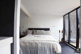 Luxe slaapkamer aan de Keizersgracht met houten balken-Bricks / Studio-alle,Houten balken plafond,Luxe slaapkamer Amsterdam,Minimalistische slaapkamer,Moderne slaapkamer design,Natuurlijke materialen interieur,Rustgevende slaapkamer stijl,Slaapkamer,Warme slaapkamer inrichting-Luxe slaapkamer Keizersgracht Amsterdam | BRICKS-OBLY