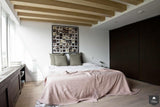 Luxe slaapkamer aan de Keizersgracht met houten balken-Bricks / Studio-alle,Houten balken plafond,Luxe slaapkamer Amsterdam,Minimalistische slaapkamer,Moderne slaapkamer design,Natuurlijke materialen interieur,Rustgevende slaapkamer stijl,Slaapkamer,Warme slaapkamer inrichting-Luxe slaapkamer Keizersgracht Amsterdam | BRICKS-OBLY