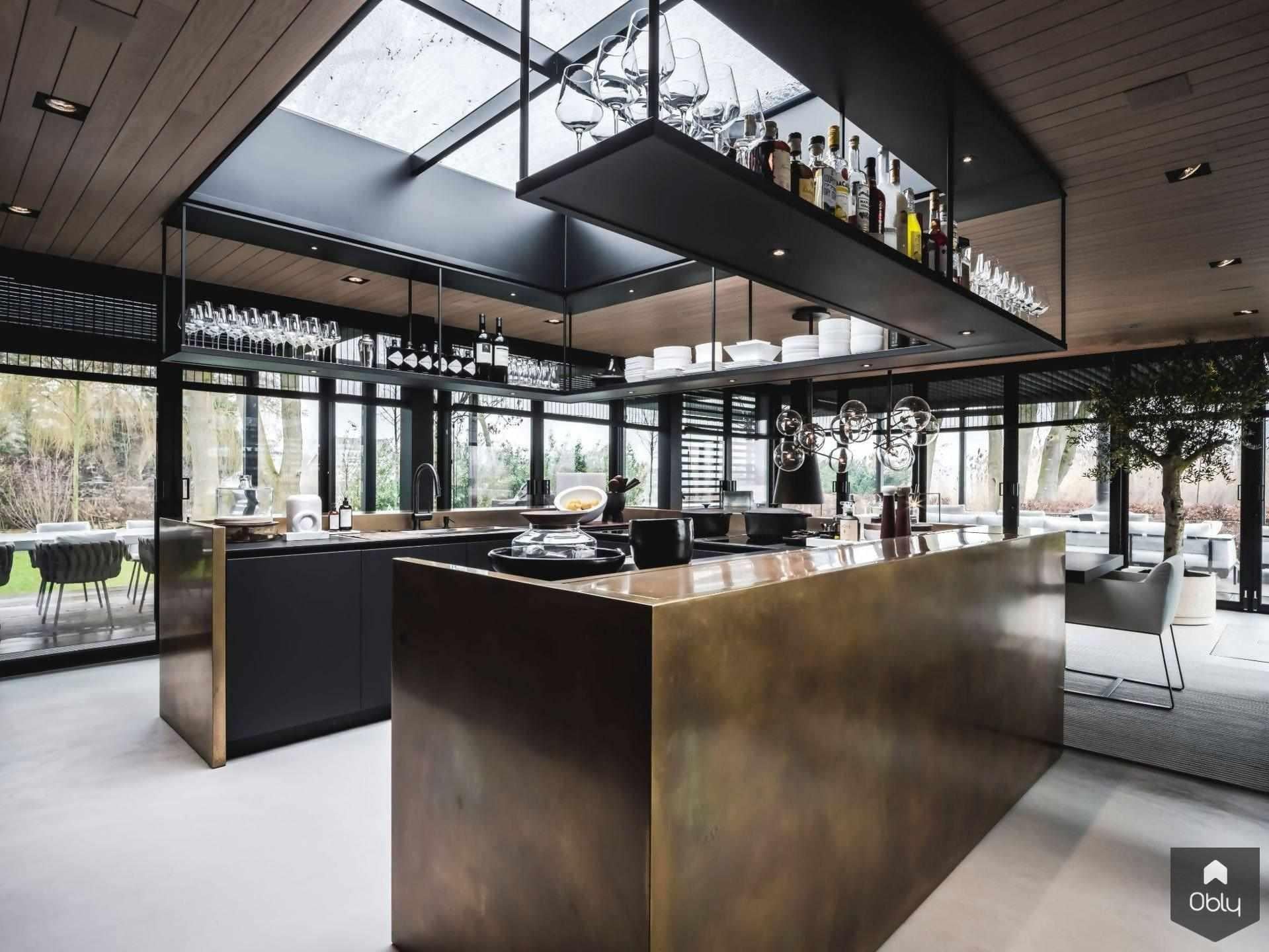 Luxe u-vormige keuken in villa-Culimaat-Keuken-Luxe u-vormige keuken in villa | OBLY.com-OBLY