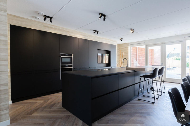 Luxe zwarte keuken met TV-Keukenstudio Stormink-alle,Keuken-OBLY