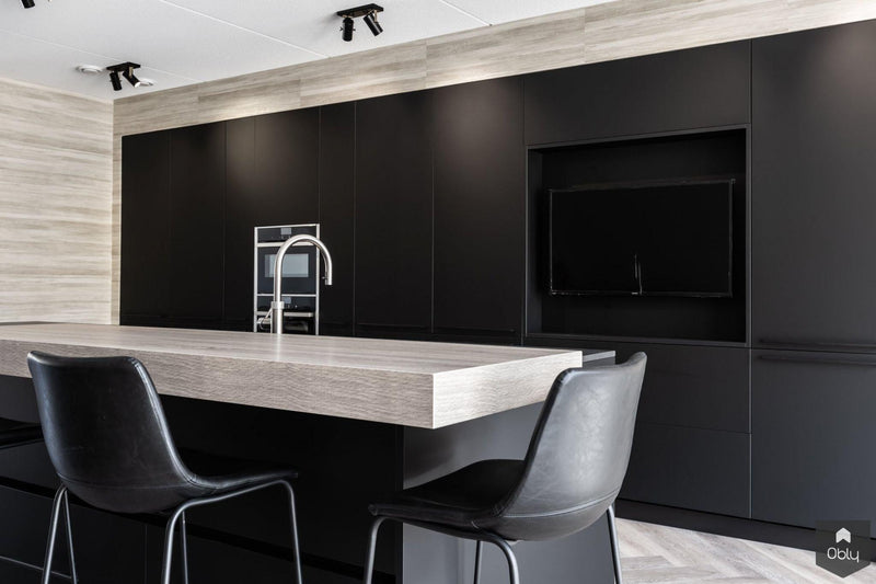 Luxe zwarte keuken met TV-Keukenstudio Stormink-alle,Keuken-OBLY