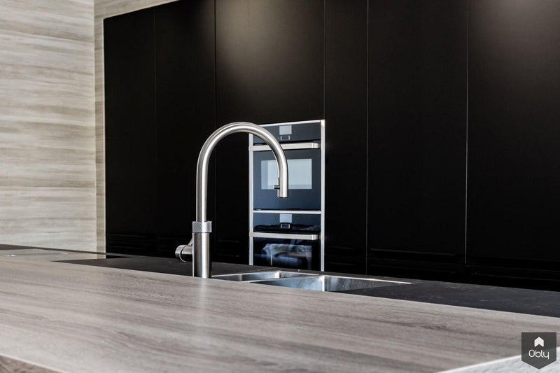 Luxe zwarte keuken met TV-Keukenstudio Stormink-alle,Keuken-OBLY