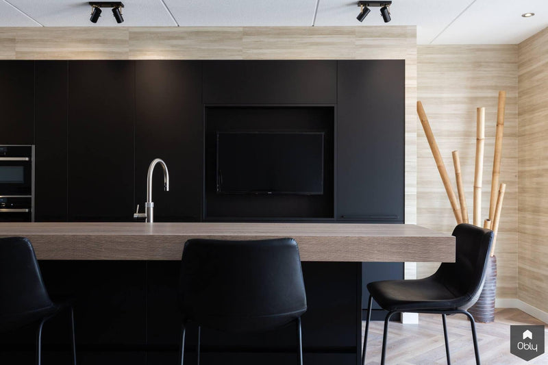 Luxe zwarte keuken met TV-Keukenstudio Stormink-alle,Keuken-OBLY