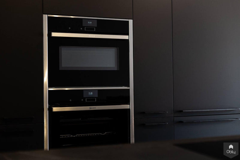 Luxe zwarte keuken met TV-Keukenstudio Stormink-alle,Keuken-OBLY