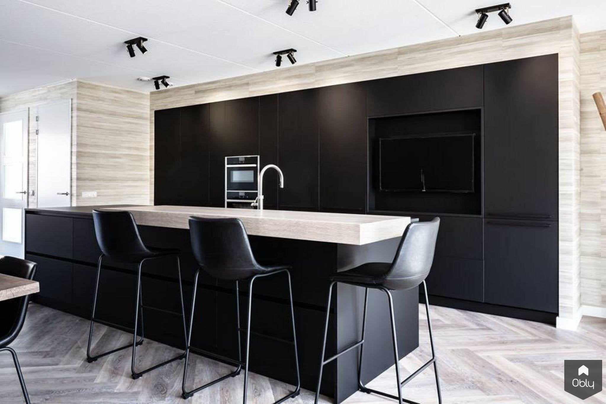 Luxe zwarte keuken met TV-Keukenstudio Stormink-alle,Keuken-OBLY
