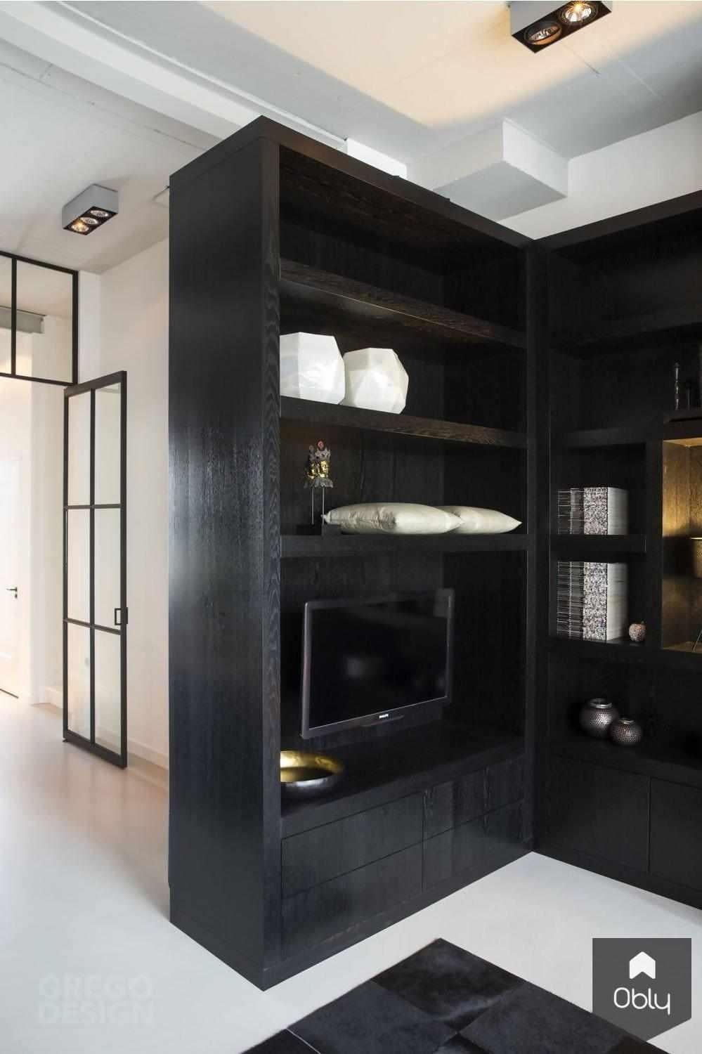Luxueus en industrieel interieurontwerp-Grego Design Studio-alle,donkere keuken inspiratie,industriële luxe woning,industriële woonkamer,luxe industrieel interieur,luxe wooninrichting,maatwerk interieur zwart,moderne haardwand,stijlvolle loft uitstraling,Woonkamer,zwart interieurdesign-Luxe, industrieel interieurontwerp | OBLY.com-OBLY