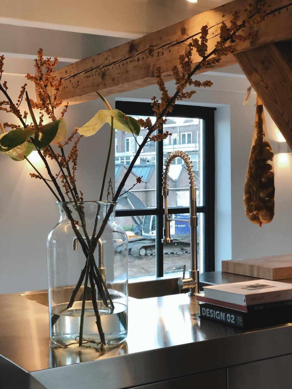 Maatwerk interieur in stadsloft-Maatwerk Concept-Hoog plafond,Interieur,Keuken,Loft interieur,Maatwerk interieur,Stadsloft,Woonkamer-Maatwerk interieur stadsloft| OBLY.com-OBLY