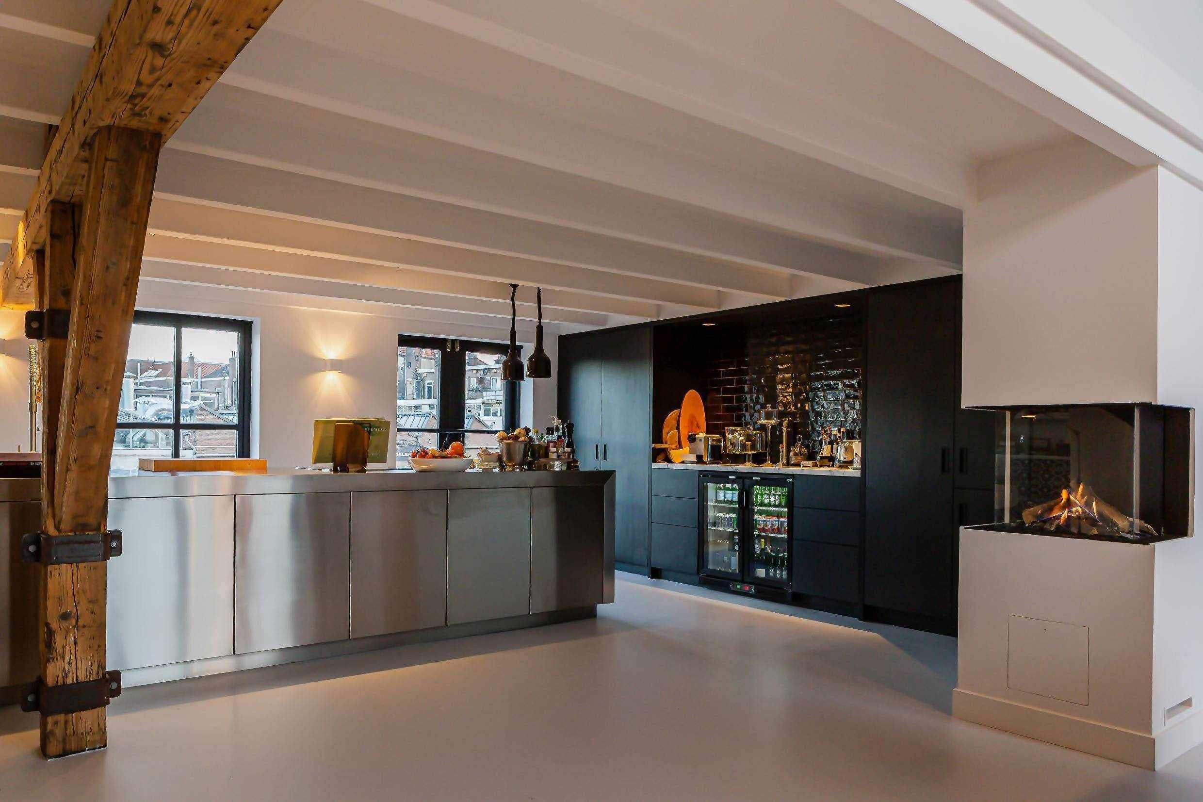 Maatwerk interieur in stadsloft-Maatwerk Concept-Hoog plafond,Interieur,Keuken,Loft interieur,Maatwerk interieur,Stadsloft,Woonkamer-Maatwerk interieur stadsloft| OBLY.com-OBLY