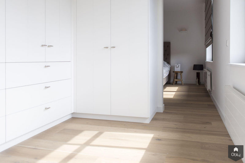 Maatwerk kasten tussen de badkamer en slaapkamer.-Stefan Martens-alle,Slaapkamer-OBLY