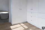 Maatwerk kasten tussen de badkamer en slaapkamer.-Stefan Martens-alle,Slaapkamer-OBLY