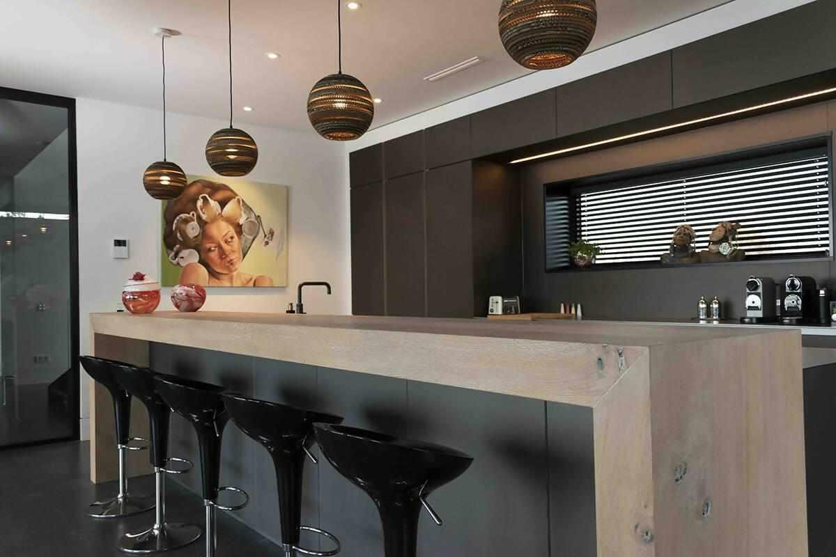 Maatwerk keuken met gehard glas en rvs-NIRA | designing interior life-Keuken-Maatwerk keuken met gehard glas en rvs-OBLY