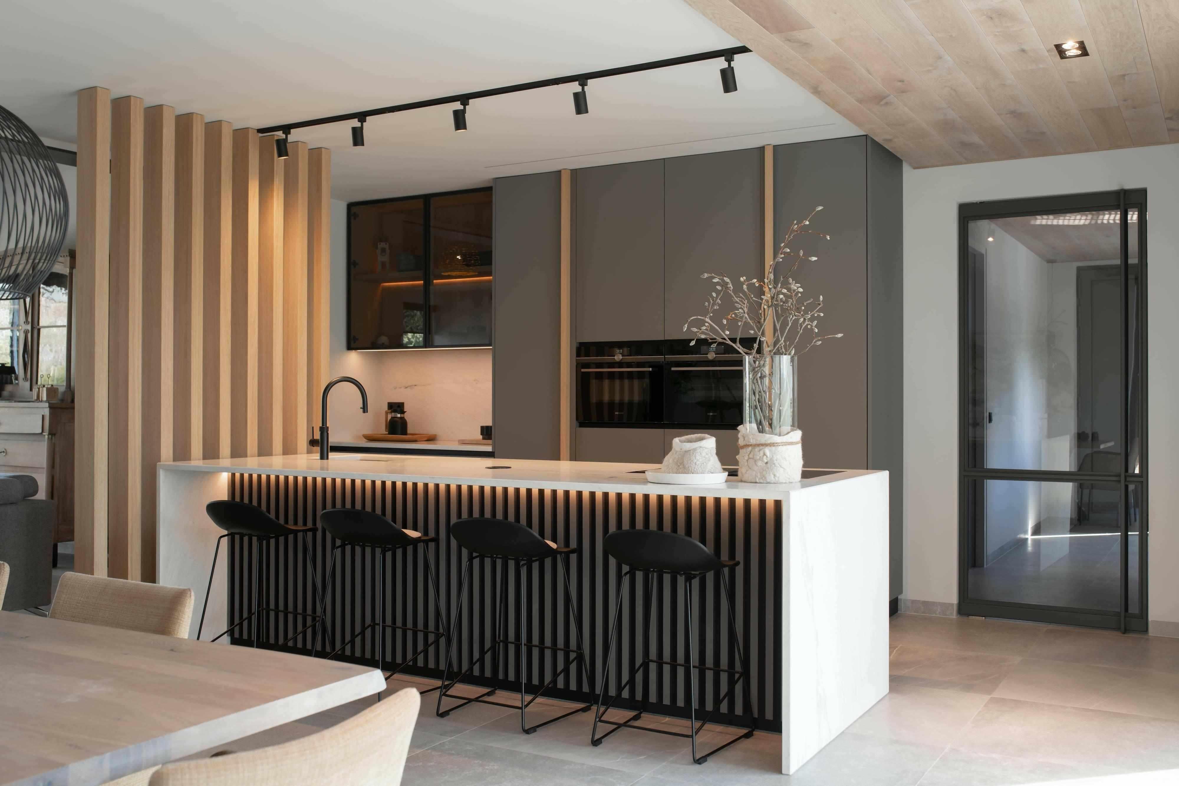 Maatwerk keuken warme scandinavische stijl-Elke Speck interieurontwerp-eiken keuken details,Houten details,Interieur,keuken,Keukeneiland,keukeneiland op maat,lattenwand keuken,lichte woonkeuken,maatwerk keukenontwerp,marmeren keukenblad,minimalistische keukenstijl,warme Scandinavische keuken-Maatwerk keuken warme Scandinavische stijl-OBLY