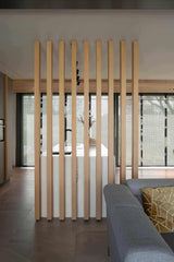 Maatwerk keuken warme scandinavische stijl-Elke Speck interieurontwerp-eiken keuken details,Houten details,Interieur,keuken,Keukeneiland,keukeneiland op maat,lattenwand keuken,lichte woonkeuken,maatwerk keukenontwerp,marmeren keukenblad,minimalistische keukenstijl,warme Scandinavische keuken-Maatwerk keuken warme Scandinavische stijl-OBLY