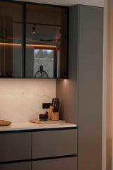 Maatwerk keuken warme scandinavische stijl-Elke Speck interieurontwerp-eiken keuken details,Houten details,Interieur,keuken,Keukeneiland,keukeneiland op maat,lattenwand keuken,lichte woonkeuken,maatwerk keukenontwerp,marmeren keukenblad,minimalistische keukenstijl,warme Scandinavische keuken-Maatwerk keuken warme Scandinavische stijl-OBLY