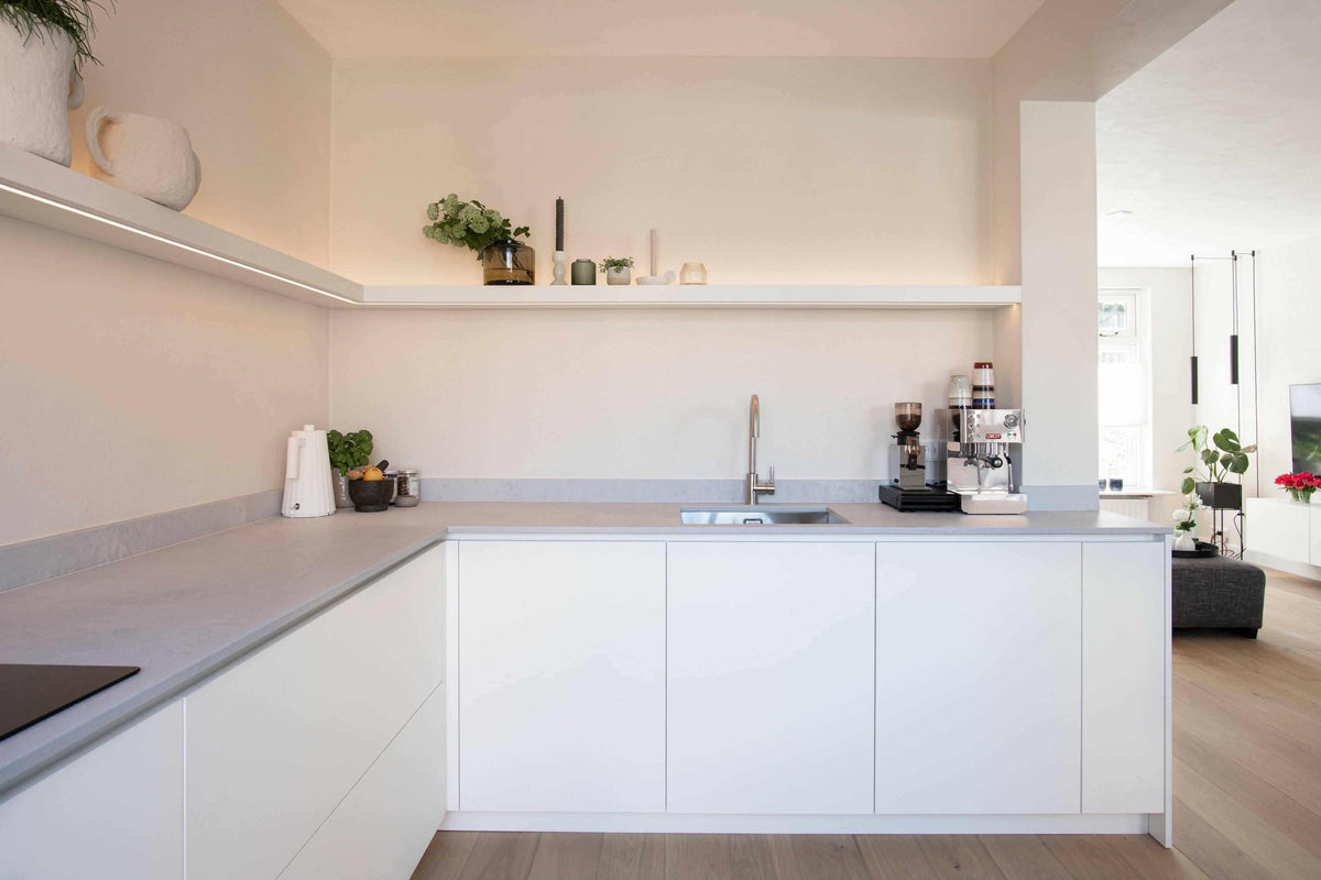 Maatwerk keukenontwerp-Elke Speck interieurontwerp-hoekkeuken op maat,ingewerkte verlichting,Keuken,maatwerk keukenontwerp,minimalistische keuken,moderne keuken inspiratie,ruimtelijke woonkeuken,strakke keukeninrichting,tijdloos keukenontwerp,warm witte keuken-Maatwerk keukenontwerp -OBLY